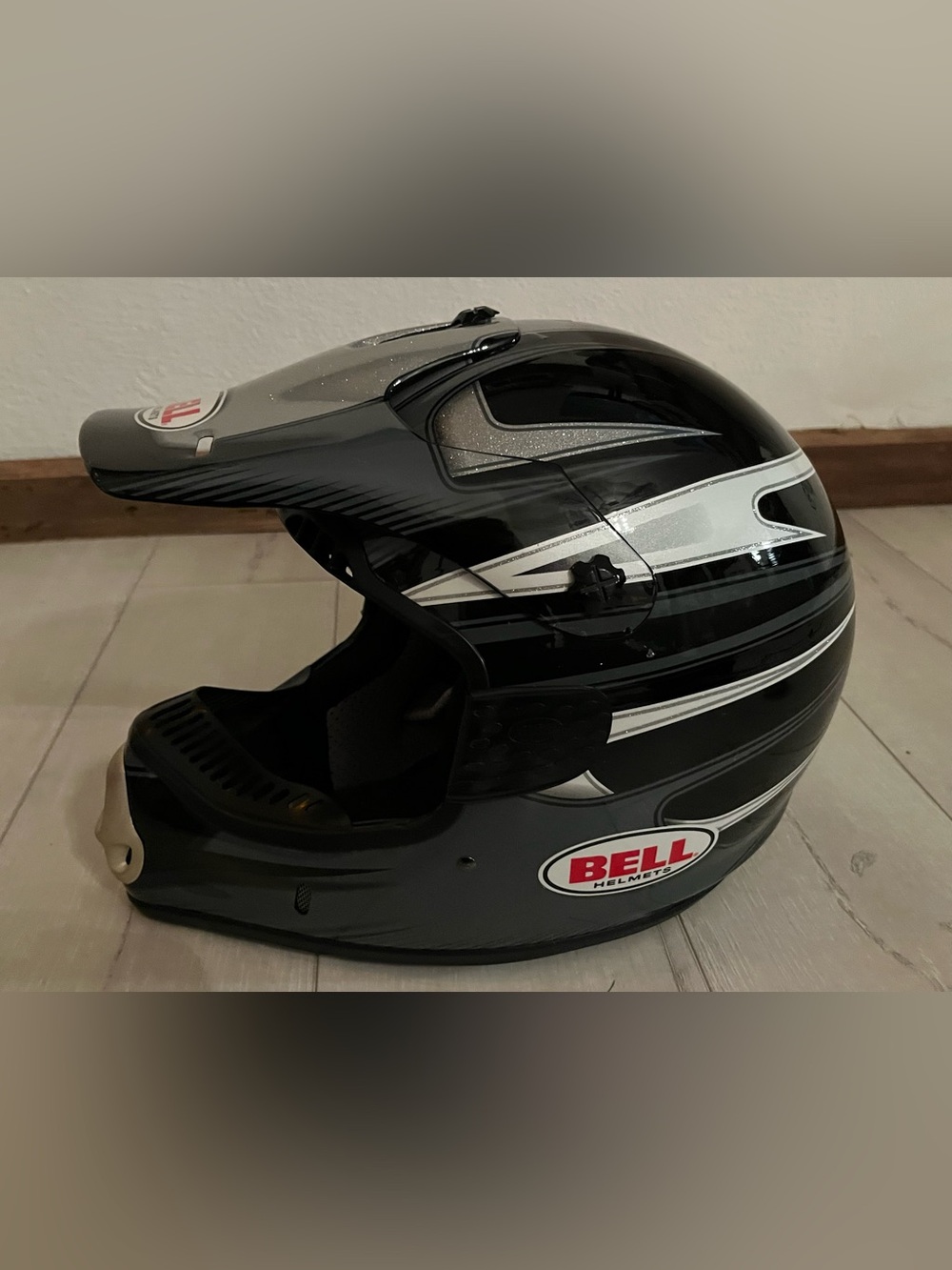 BELL Full Face Motorcycle Helmet in Black with Silver Accents
